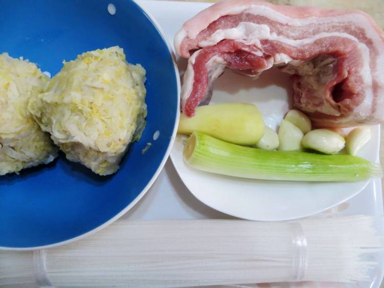 五花肉炖酸菜粉丝步骤1