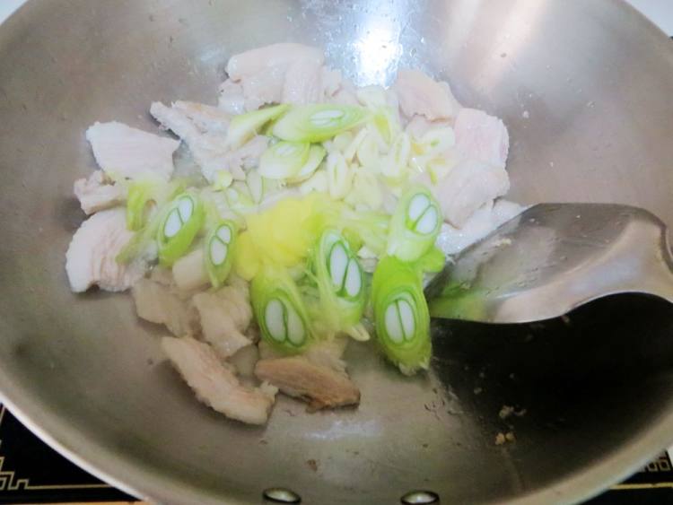 五花肉炖酸菜粉丝步骤5