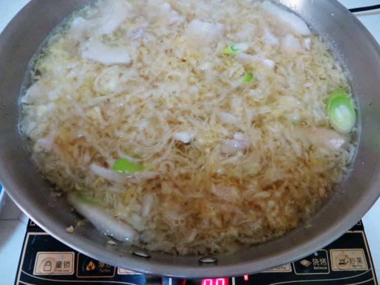 五花肉炖酸菜粉丝步骤7