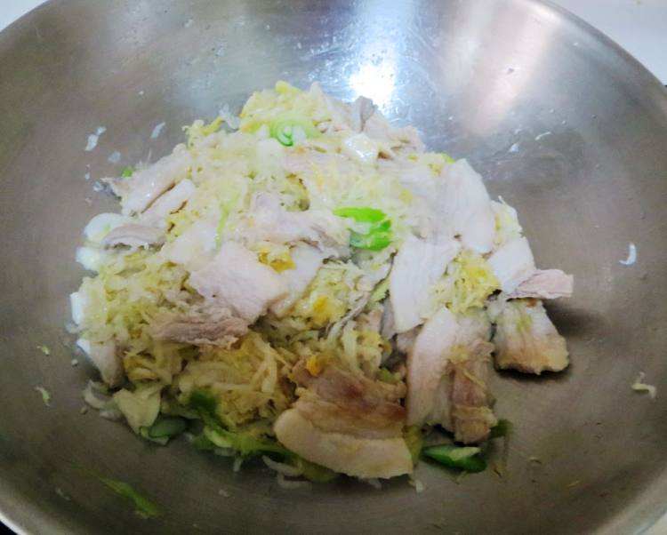 五花肉炖酸菜粉丝步骤6