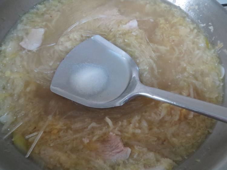 五花肉炖酸菜粉丝步骤8