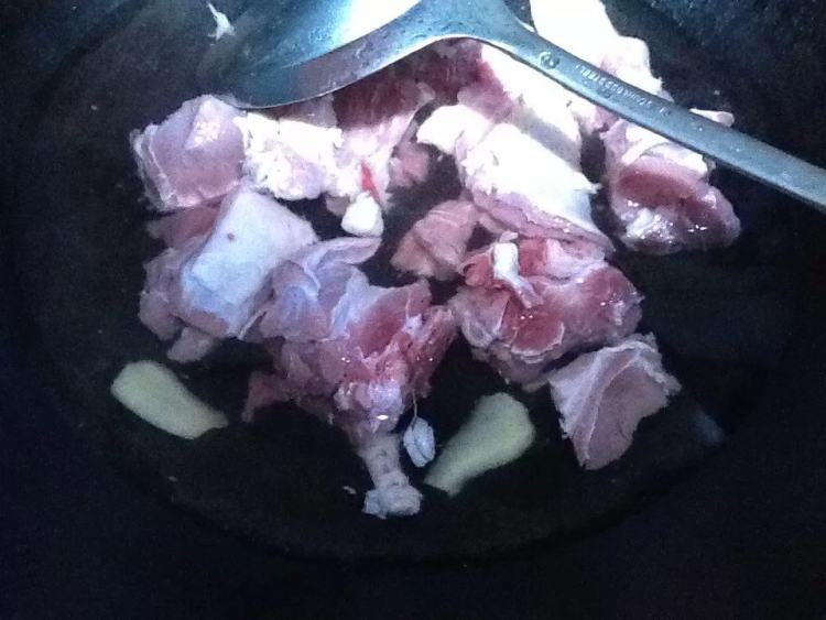 羊肉炖酸菜步骤2