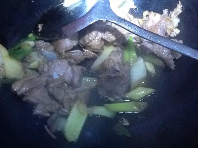羊肉炖酸菜步骤7