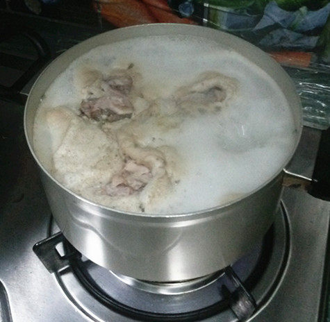 猪蹄膀萝卜汤步骤2