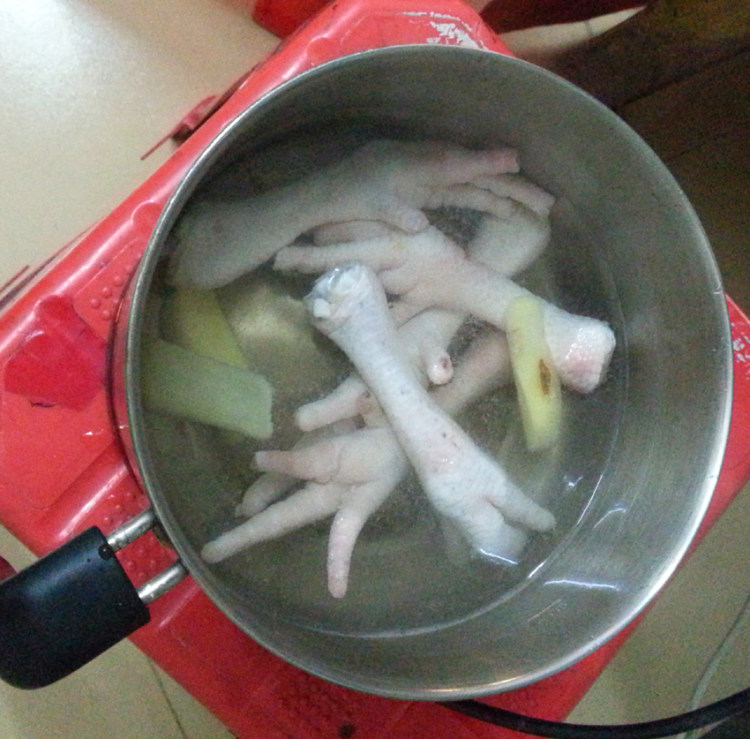 鸡爪炖黄豆红枣汤步骤1