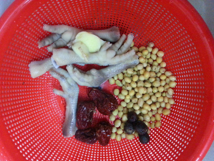 鸡爪炖黄豆红枣汤步骤3