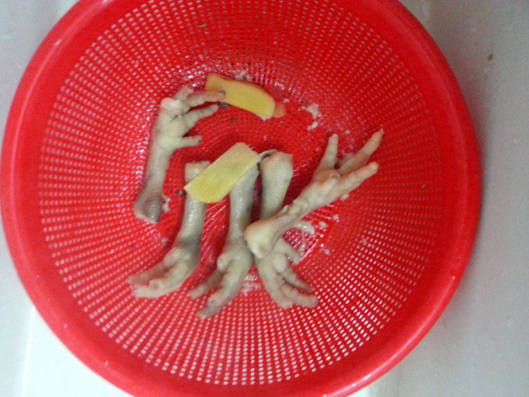 鸡爪炖黄豆红枣汤步骤2