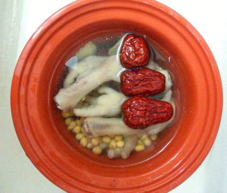 鸡爪炖黄豆红枣汤步骤4
