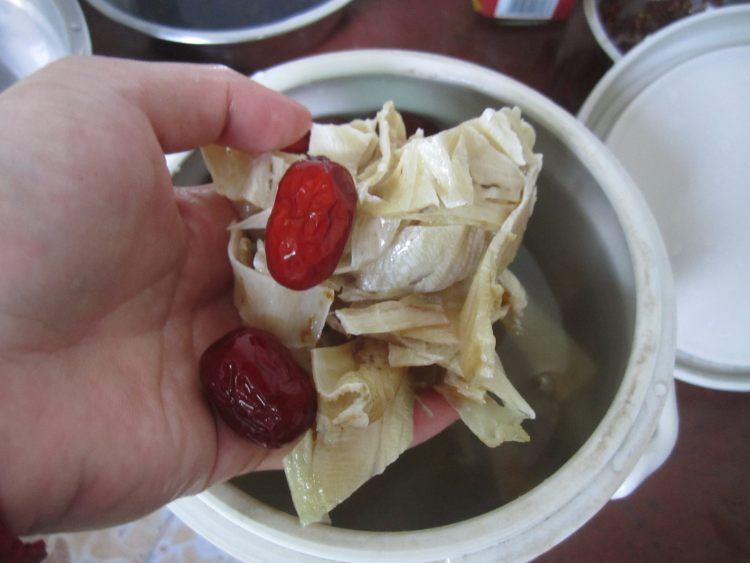 红黑蜜枣炖花胶步骤3