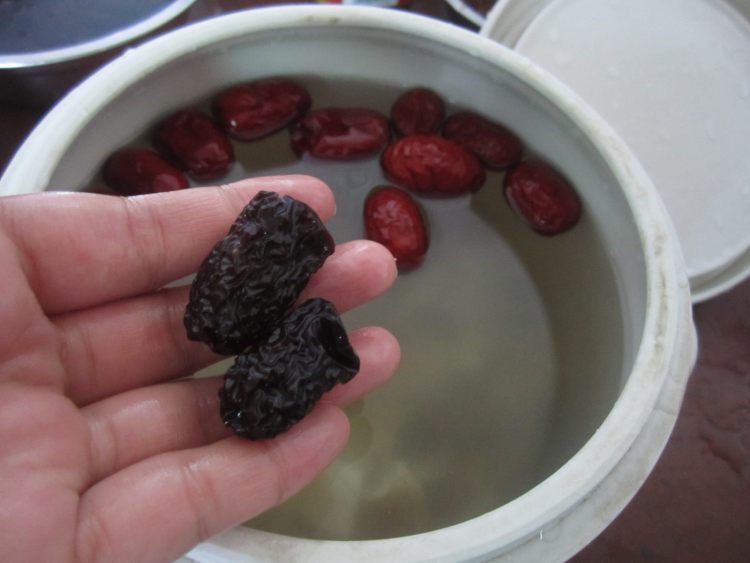 红黑蜜枣炖花胶步骤4
