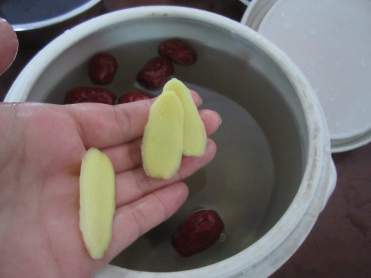红黑蜜枣炖花胶步骤6