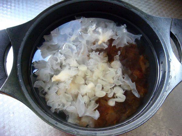 雪莲子桃胶银耳羹步骤2