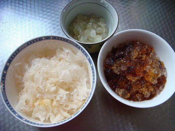 雪莲子桃胶银耳羹步骤1