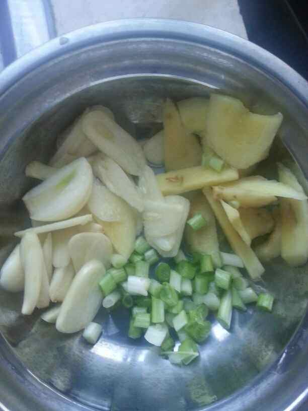 板栗炖鸡汤步骤1