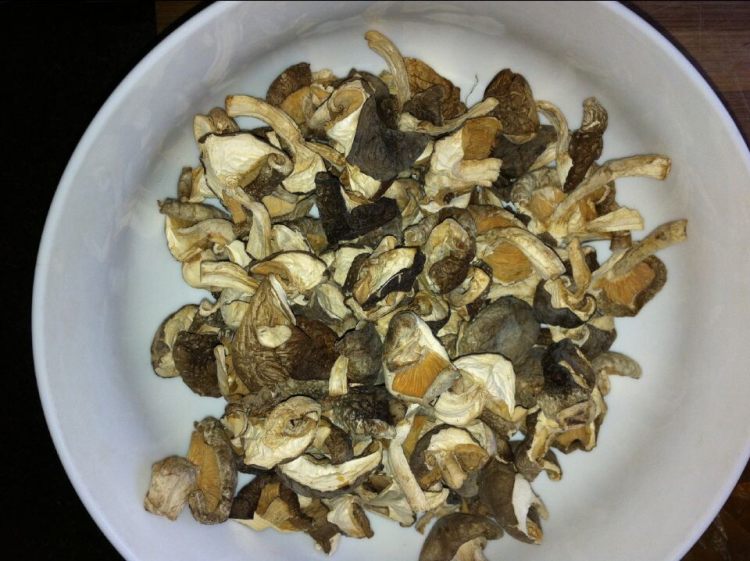 鸡翅鸡骨棒炖蘑菇步骤1