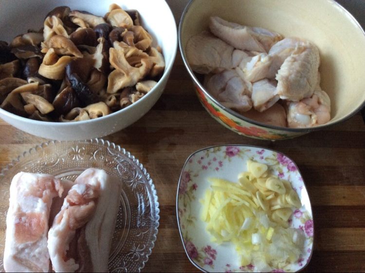鸡翅鸡骨棒炖蘑菇步骤3