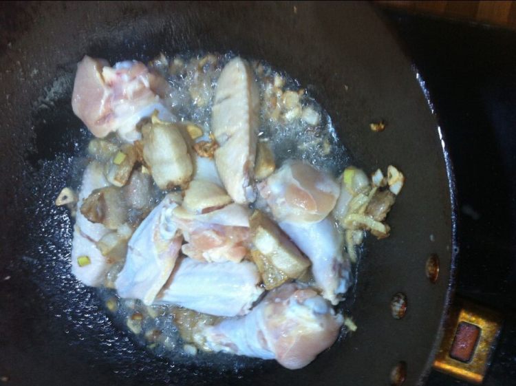 鸡翅鸡骨棒炖蘑菇步骤7