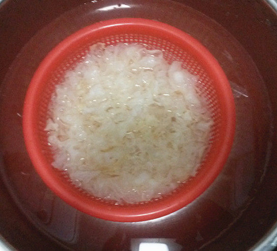 冰糖银耳炖雪梨步骤2