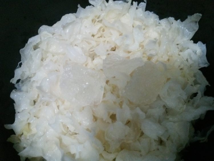 冰糖银耳炖雪梨步骤3