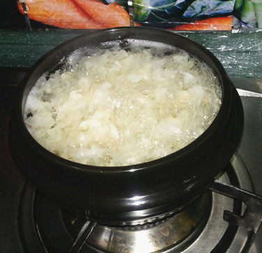 冰糖银耳炖雪梨步骤5