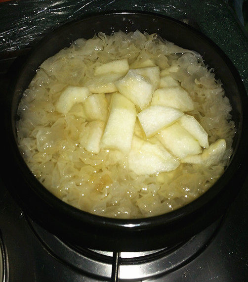 冰糖银耳炖雪梨步骤7