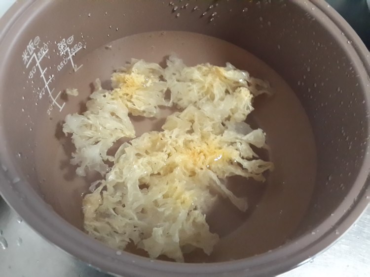 冰糖大枣银耳粥步骤2