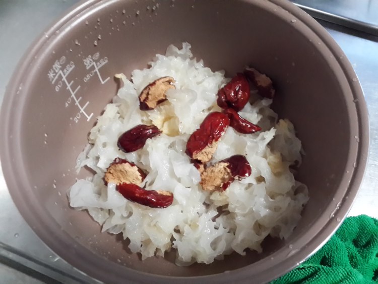 冰糖大枣银耳粥步骤4