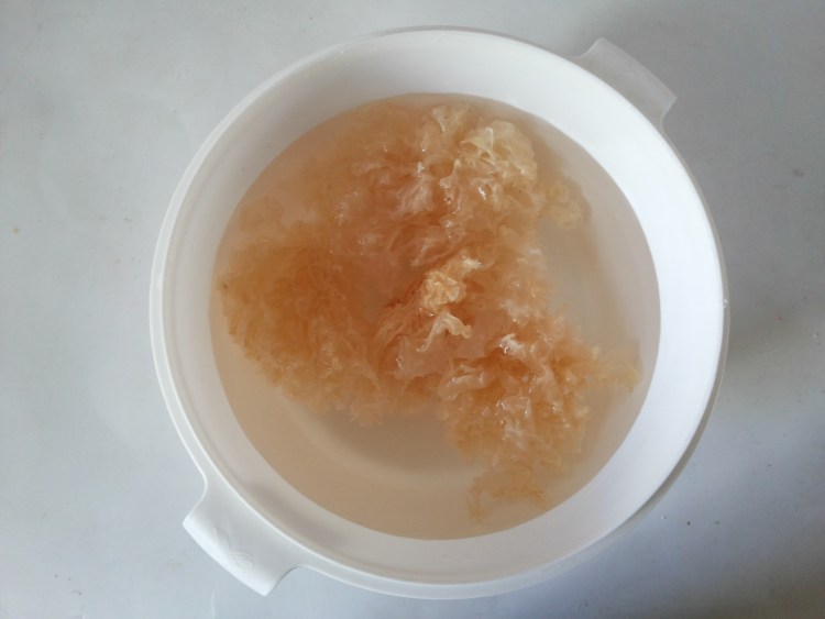 苹果桂圆银耳羹步骤2