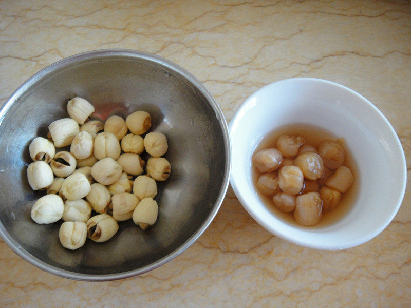 莲子干贝炖瘦肉步骤2