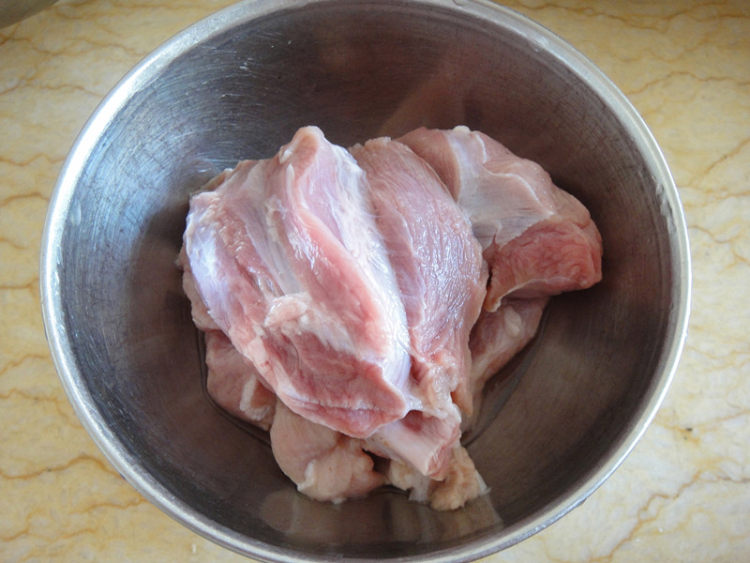 莲子干贝炖瘦肉步骤1