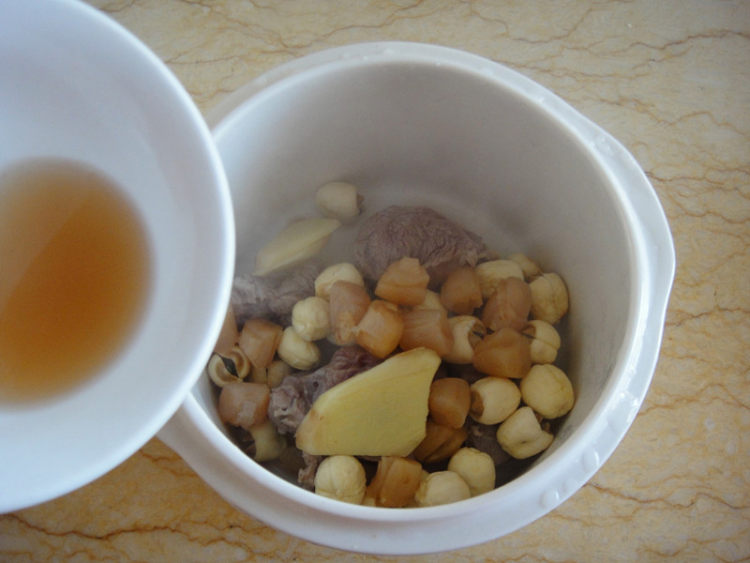 莲子干贝炖瘦肉步骤6