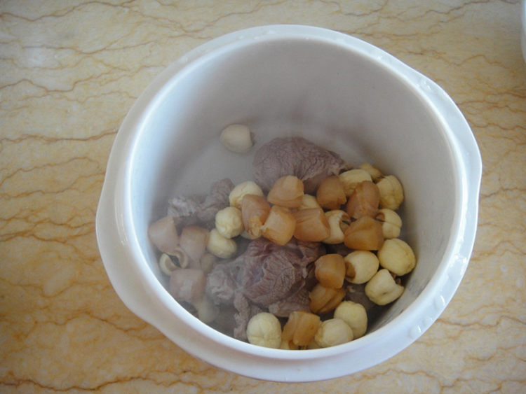 莲子干贝炖瘦肉步骤5