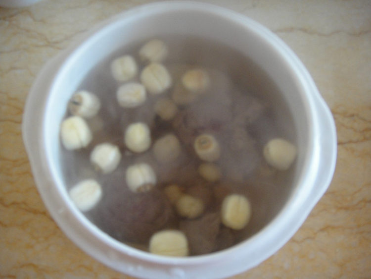 莲子干贝炖瘦肉步骤7