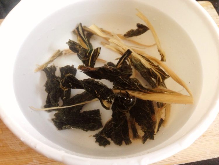 瑶柱猪骨菜干汤步骤2