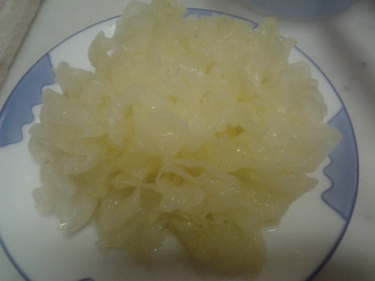 冰糖雪耳炖雪梨步骤1