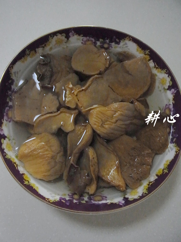 牛肝菌炖乌鸡汤步骤2