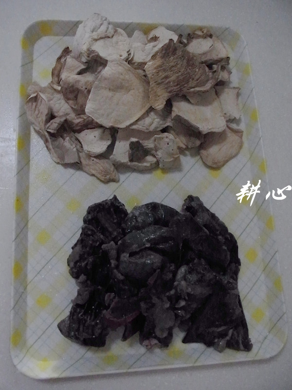 牛肝菌炖乌鸡汤步骤1