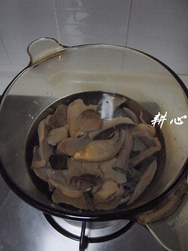 牛肝菌炖乌鸡汤步骤4