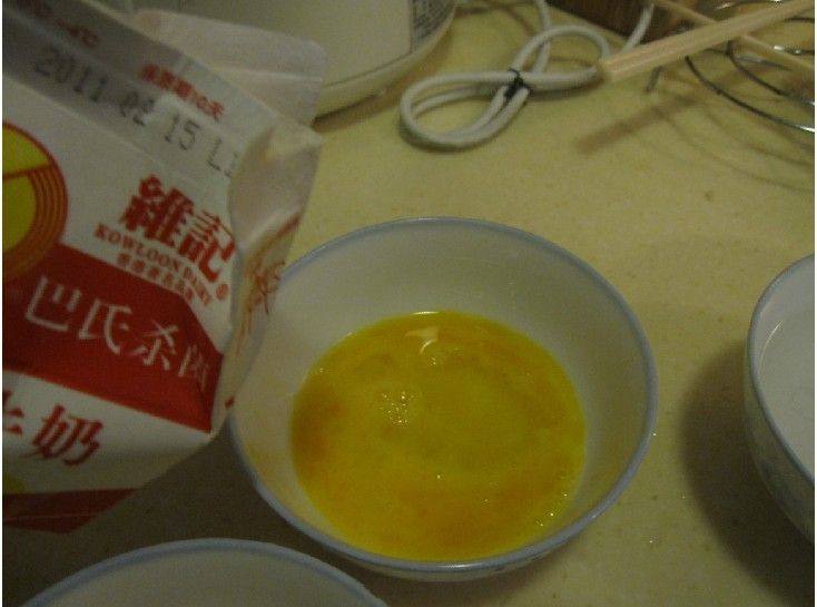 冰糖鲜奶炖蛋步骤2