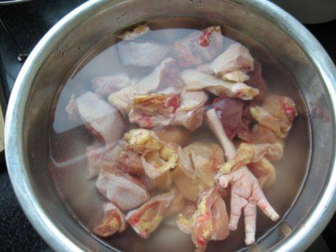 松茸菇炖鸡步骤3