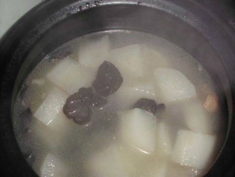 萝卜木耳炖排骨步骤5