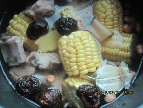 花生玉米炖排骨步骤5