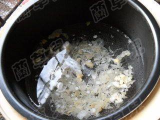 山楂雪梨炖双耳步骤2