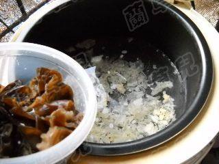 山楂雪梨炖双耳步骤3