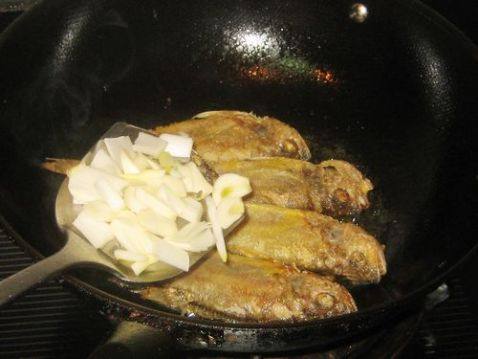 黄花鱼炖豆腐步骤5