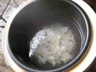 冰糖鸡蛋炖银耳步骤3