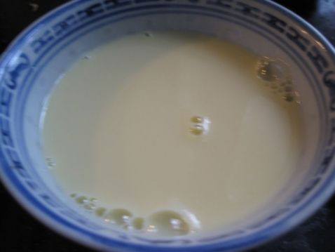 蛋黄炖鲜奶步骤3
