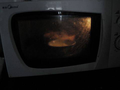 蛋黄炖鲜奶步骤4
