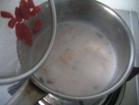 牛奶炖花生银耳步骤5