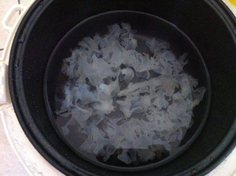 银耳炖雪梨步骤2